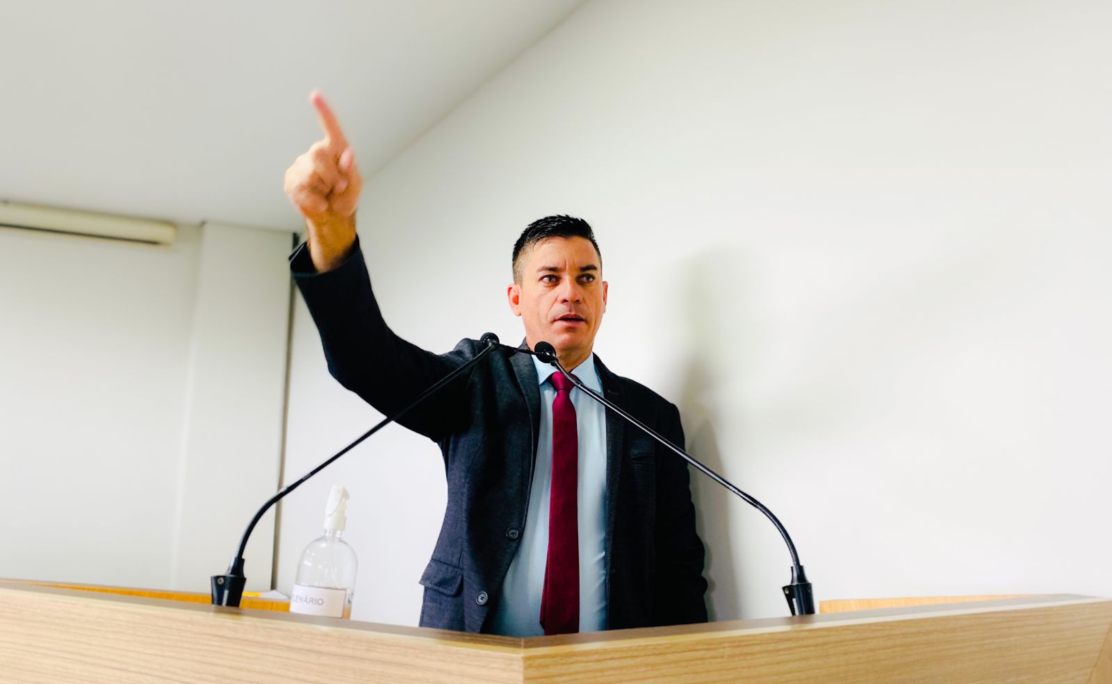  “Quero ajudar a gestão, mas não com tapinhas nas costas” Diz vereador Raimundo Neném ao cobrar do prefeito melhorias para a capital.