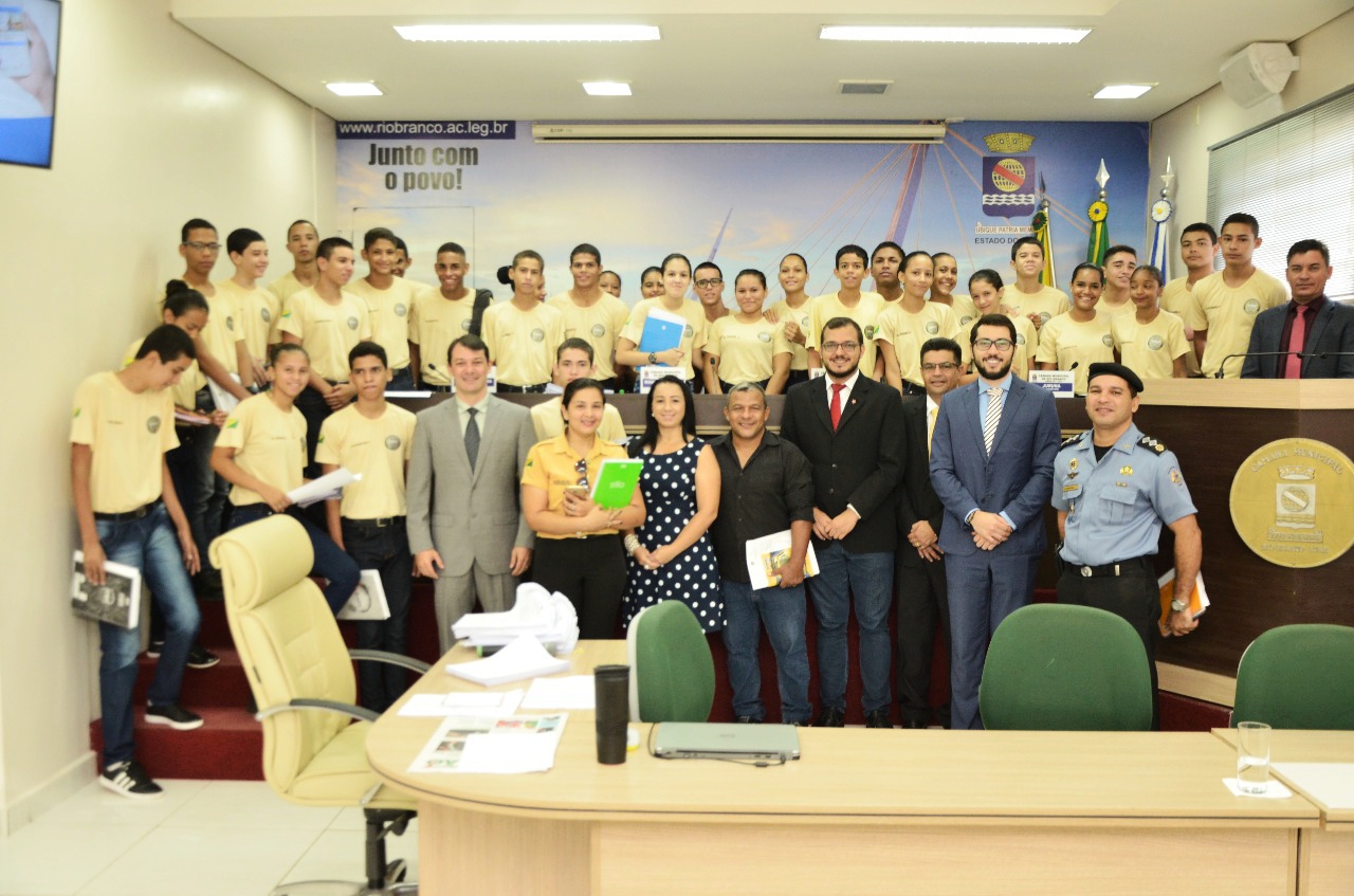 Câmara Municipal recebe alunos do Colégio Militar Tiradentes      