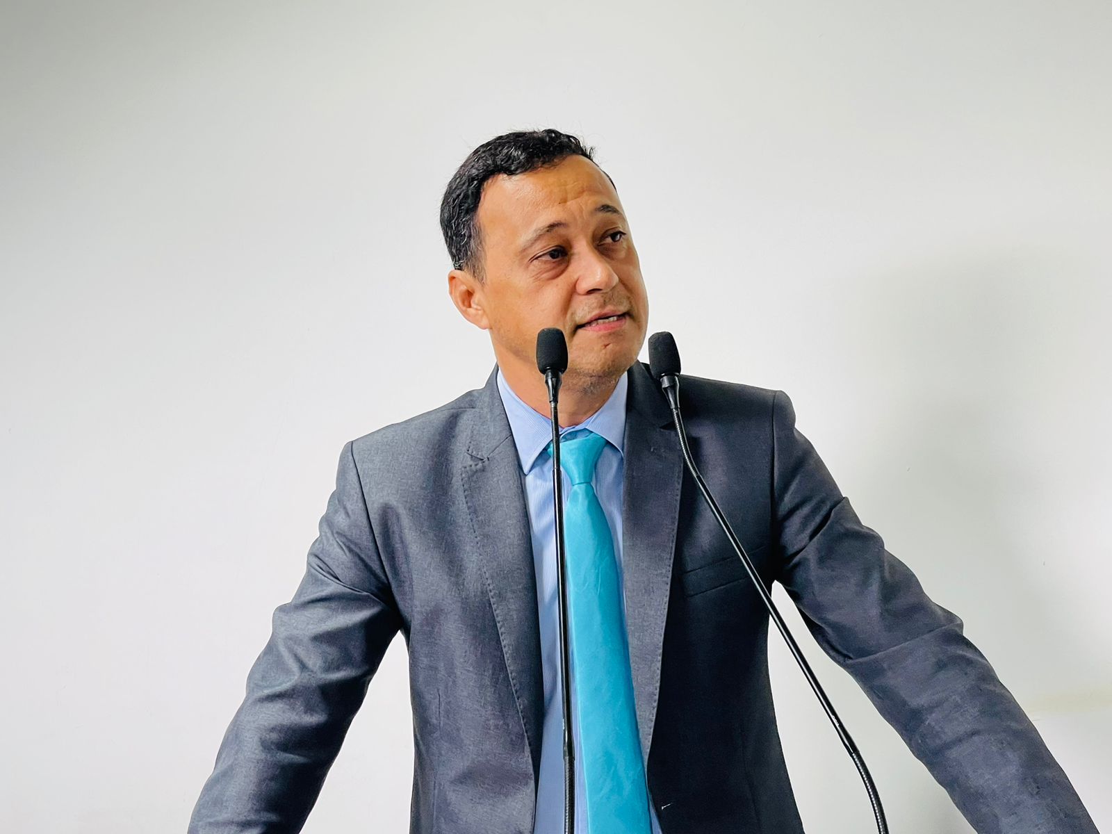 Célio Gadelha relata preocupação com aumento de animais nas ruas de Rio Branco