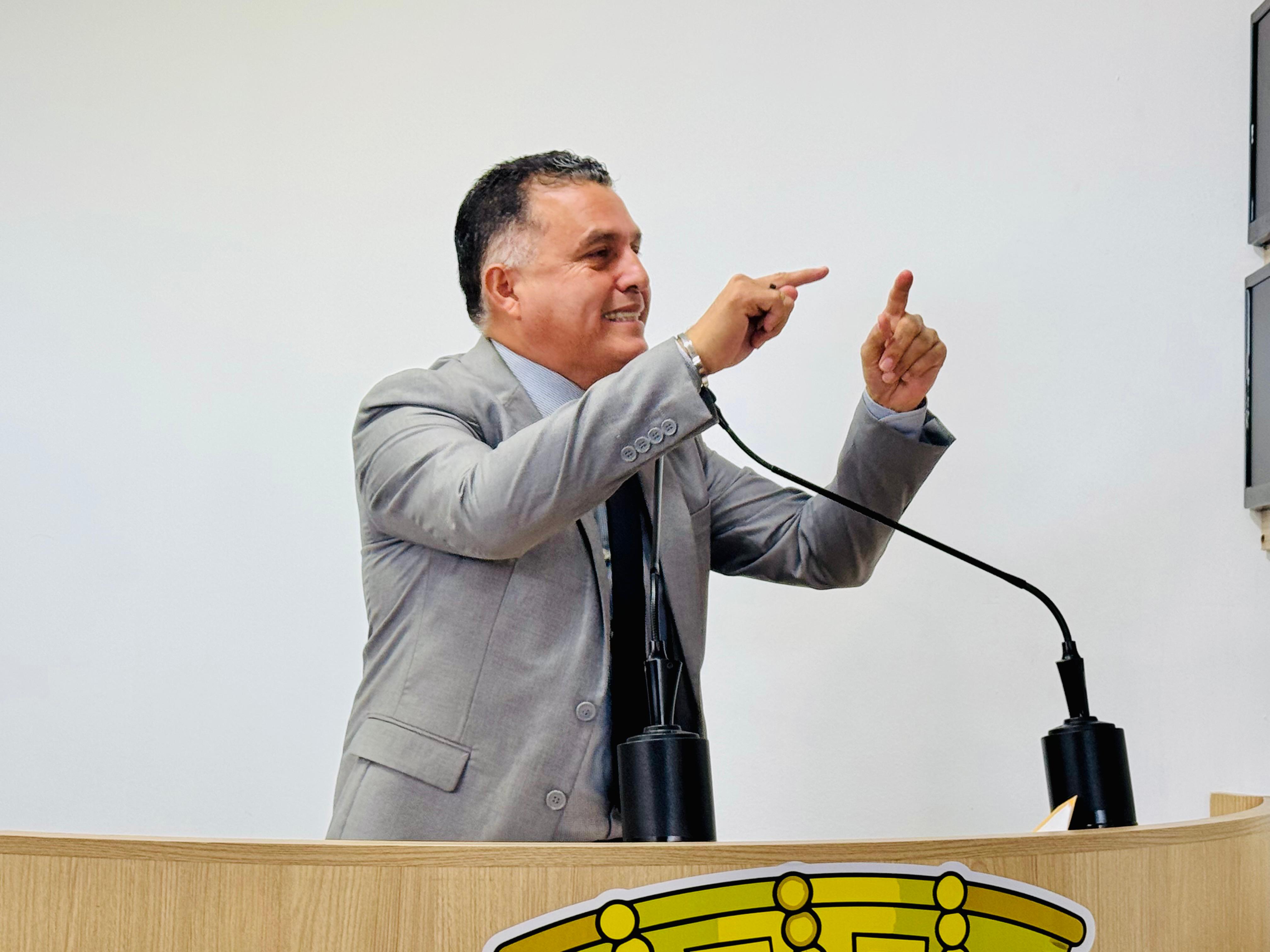 Eber Machado denuncia uso de servidores e diárias pela Prefeitura para fins políticos