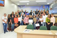 Eduardo Farias presta homenagem a pedagogos da capital