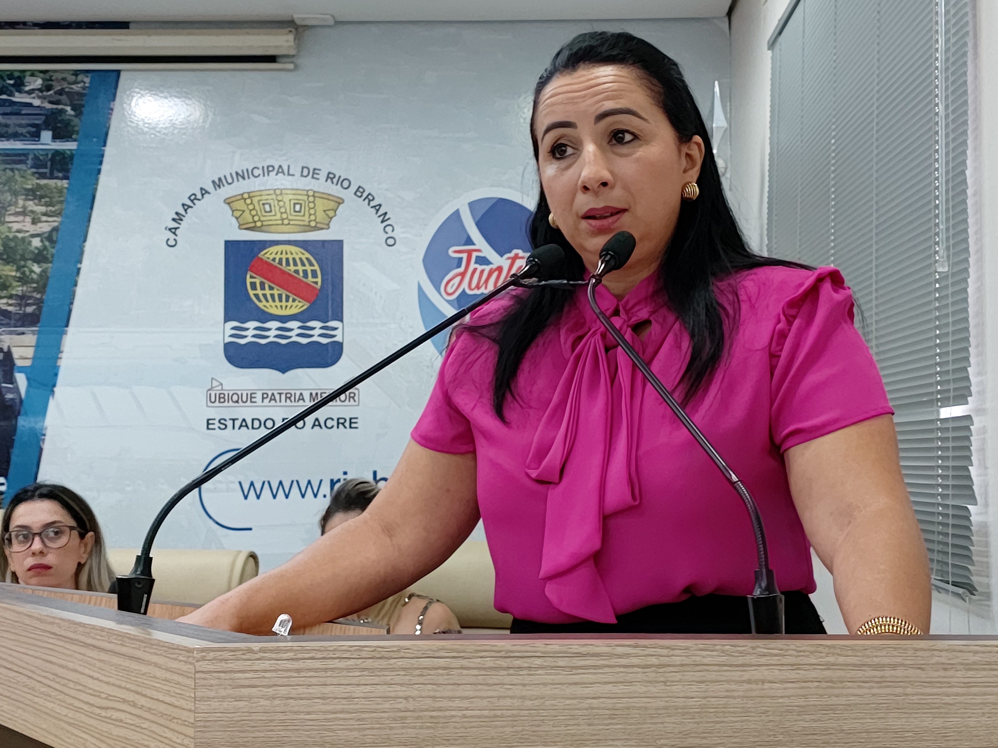 Elzinha Mendonça comemora ação de  vacinação no bairro Cidade do Povo