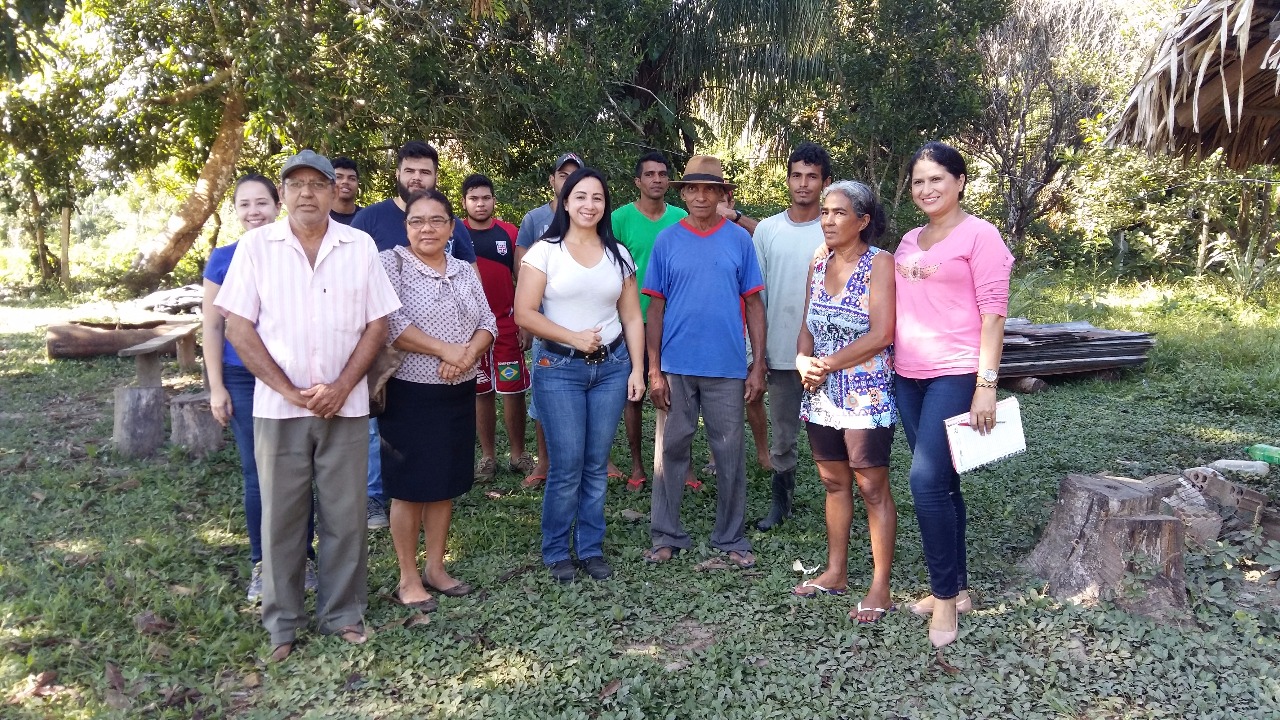Elzinha Mendonça visita comunidade Barro Alto na Transacreana  