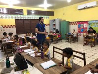 Emerson Jarude fiscaliza kits escolares recebidos por escolas municipais
