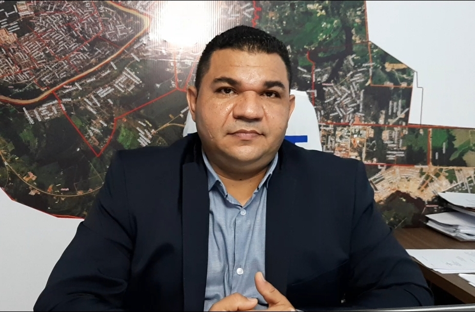  Fábio Araújo defende a retomada das obras no município e questiona o fechamento do Mercado Elias Mansour durante o feriado de Tiradentes