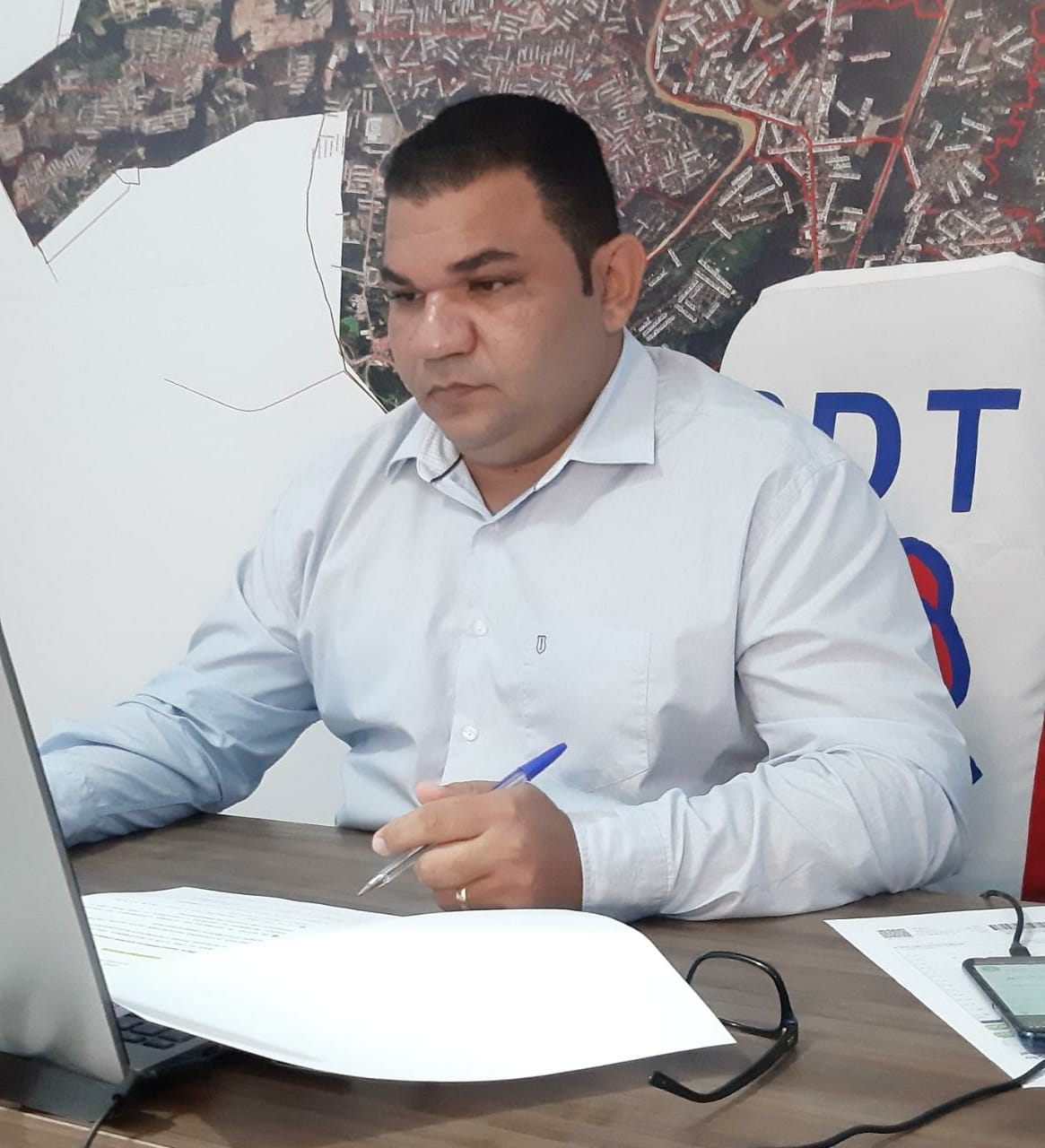 Fábio Araújo denuncia que colchões comprados pela Prefeitura durante alagação ainda não foram entregues à população