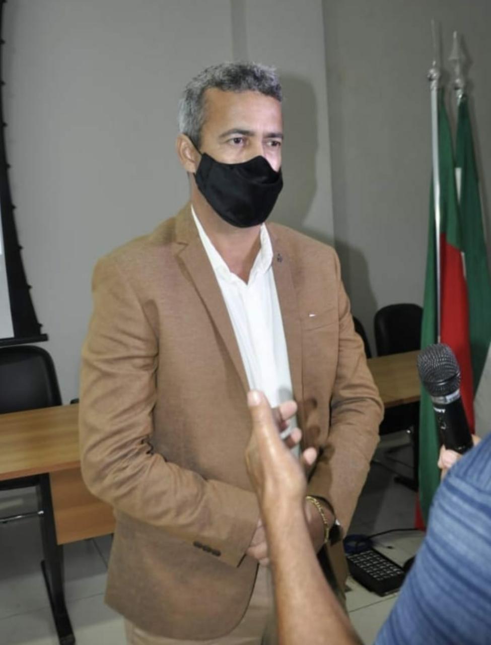 Ismael Machado homenageia o jovem Christian Jucá Machado, escolhido representante acreano no programa Jovens Embaixadores.