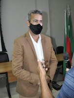 Ismael Machado homenageia o jovem Christian Jucá Machado, escolhido representante acreano no programa Jovens Embaixadores.