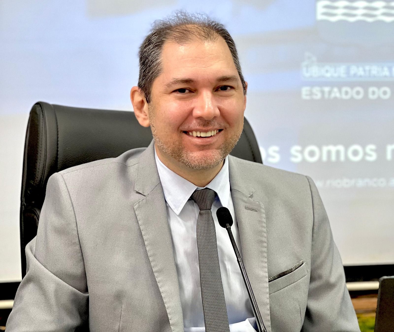 Joabe Lira destaca sanção de lei que reforça segurança no descarte de vidros quebrados e materiais perfurocortantes 