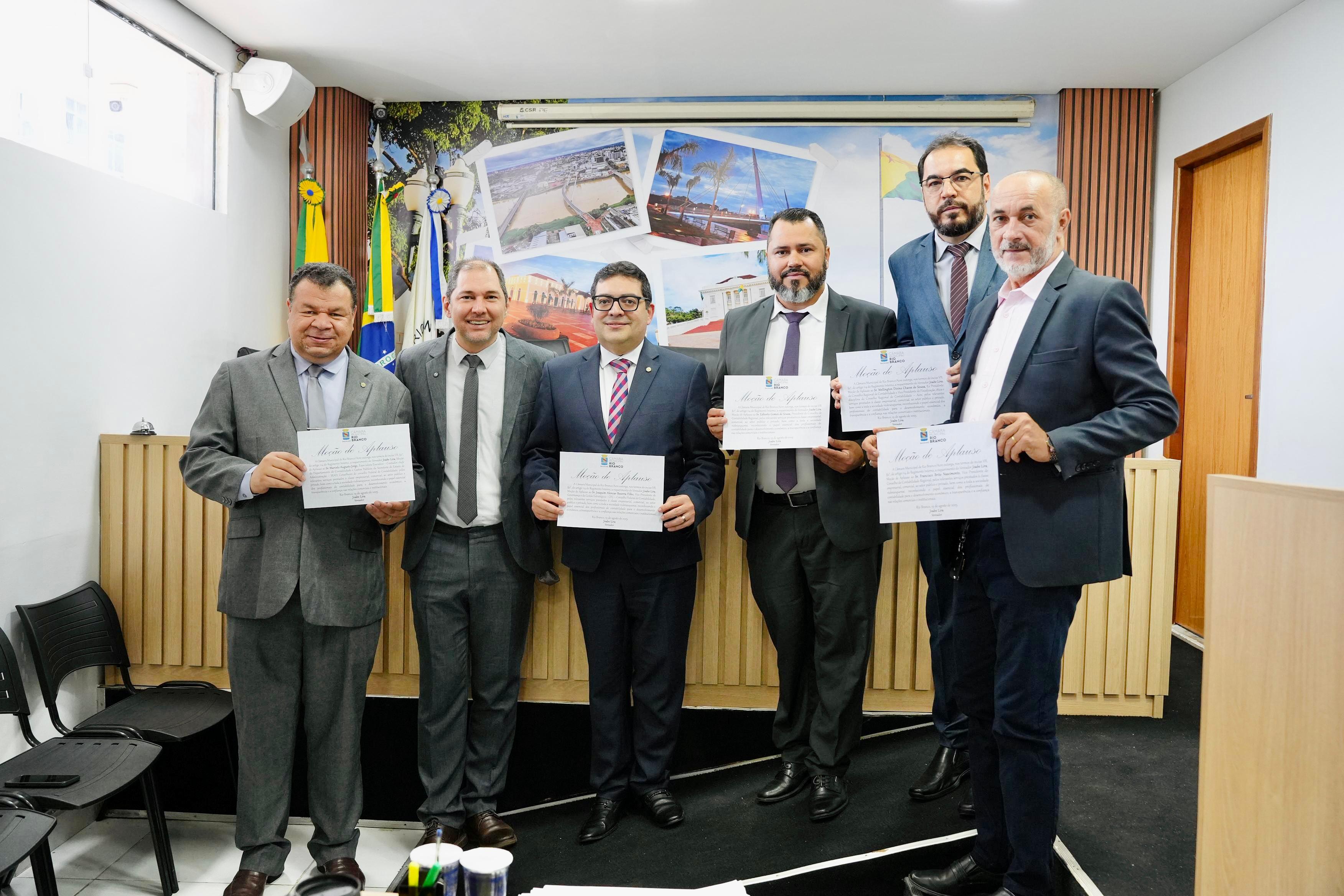 Joabe Lira homenageia Conselho Regional de Contabilidade do Acre  por 30 anos de atuação