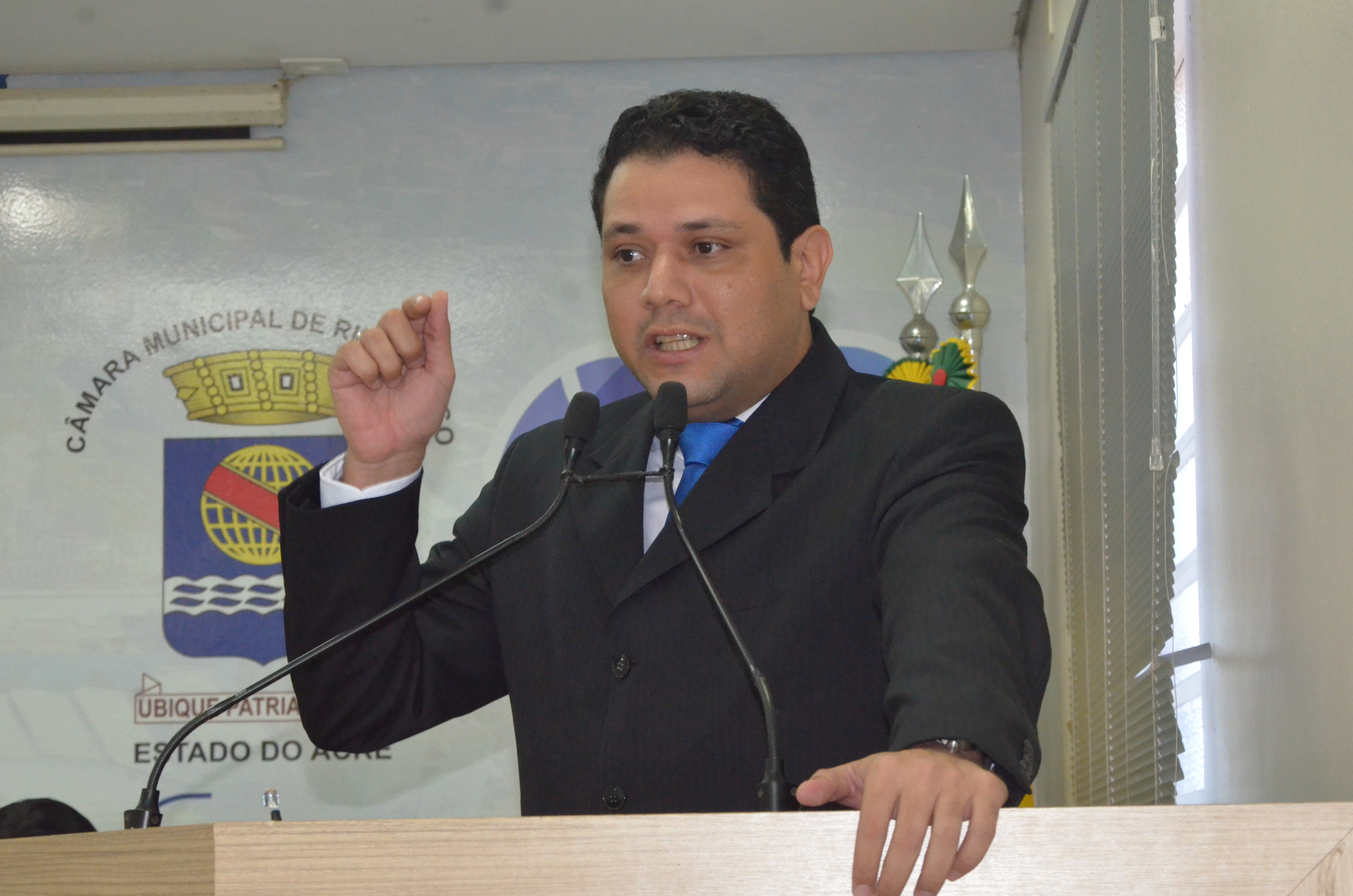 João Marcos Luz expõe reforma mal feita pela Prefeitura na Escola Chrizarubina Leitão: 'Cada um é tratado conforme as suas obras'