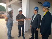 Juruna mostra estrutura do shopping popular ao superintendente do Banco do Brasil