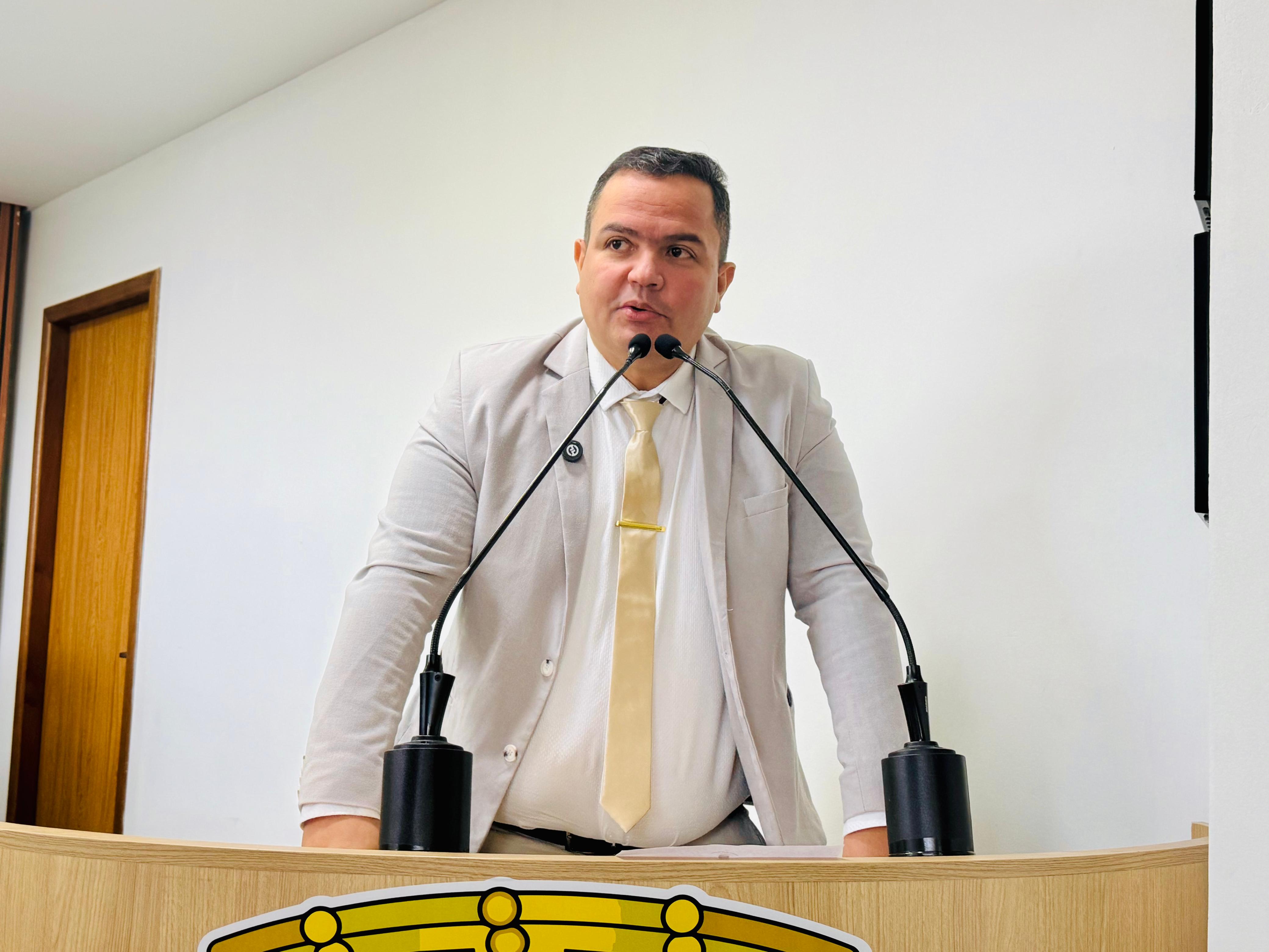 Leôncio Castro apresenta projeto de vale medicamento diante de falta de insumos na rede municipal