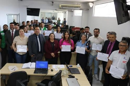 Leôncio Castro homenageia instituições e empresas parceiras do projeto Gabinete Cidadão