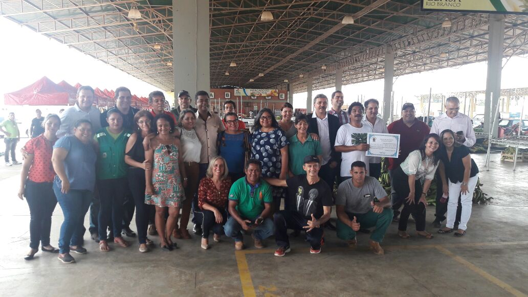 Mamed Dankar entrega Moção de Aplauso em homenagem aos feirantes 