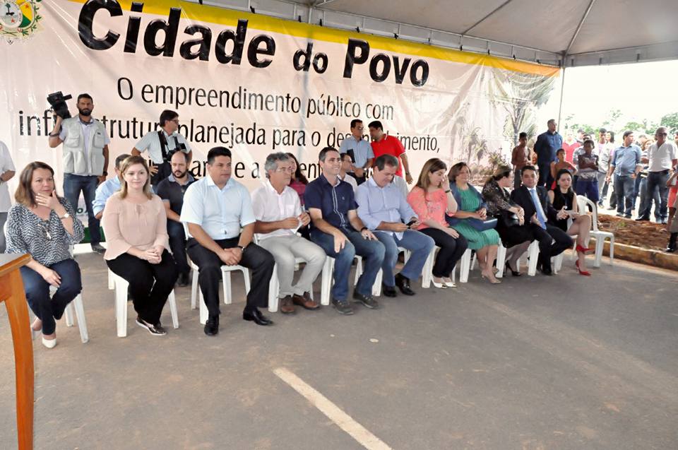 Manuel Marcos, participa da entrega de casas no Cidade do Povo