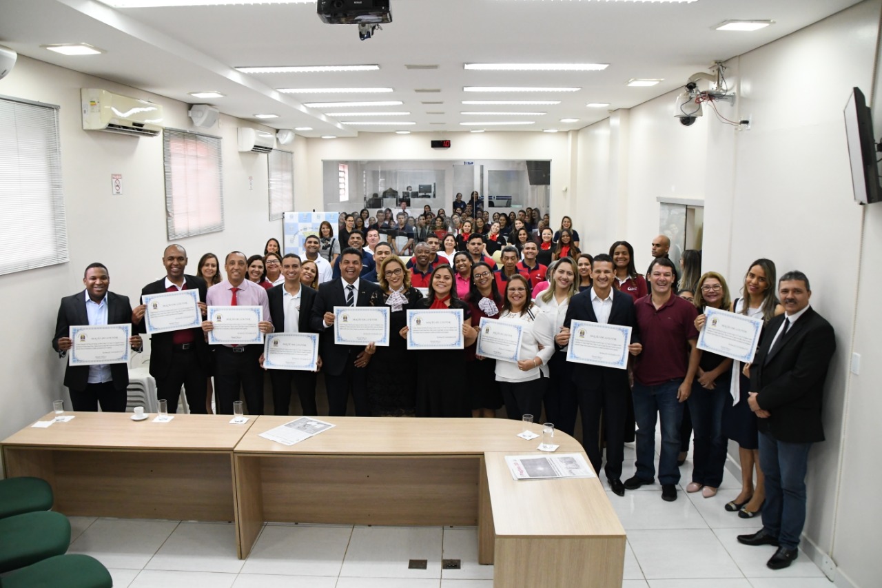 Manuel Marcos presta homenagem a grupos sociais  