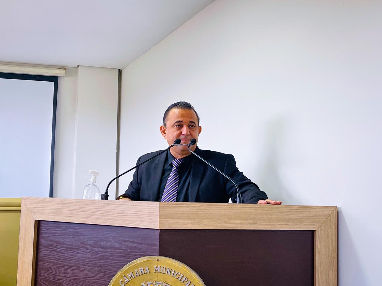 Na tribuna, Arnaldo Barros diz que Leis de sua autoria e sancionadas pelo prefeito Tião Bocalom não estão sendo cumpridas pela gestão.