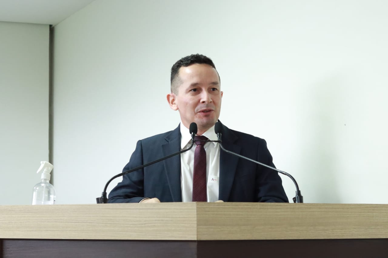 Na tribuna da Câmara,  vereador Adailton Cruz relata denúncias quanto ao processo licitatório do transporte público e pede esclarecimentos ao Executivo