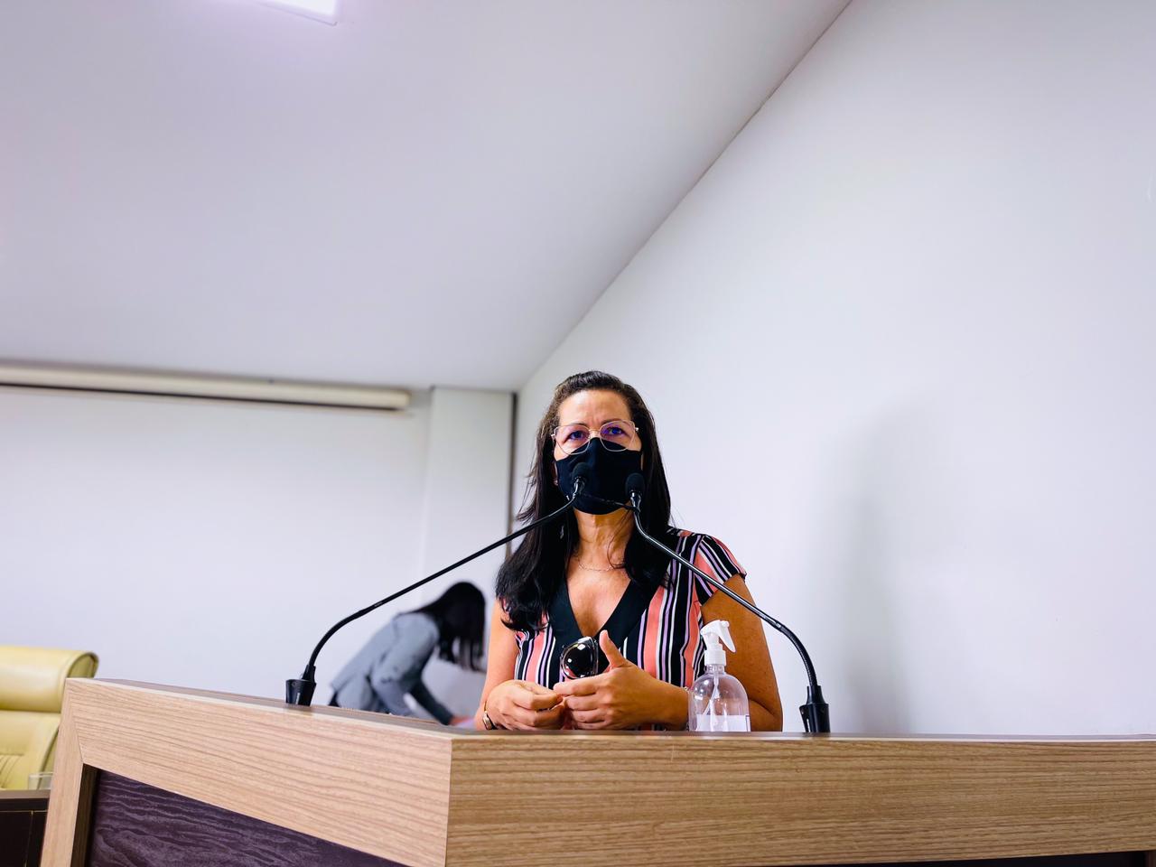 No espaço Tribuna Popular, Moradora do Loteamento Novo Horizonte  reivindica  solução para erosão que atinge o bairro