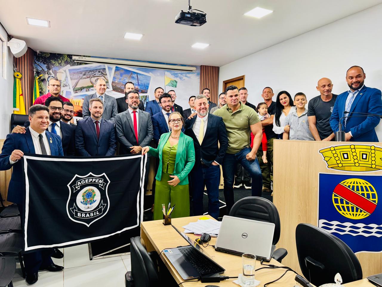 Policiais penais são homenageados na Câmara Municipal pela passagem do dia