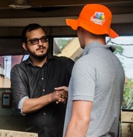 Rodrigo Forneck acompanha rotina dos trabalhos na Usina de Asfalto da Emurb