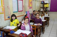 Rodrigo Forneck e Jackson Ramos destacam entrega de material escolar para alunos da rede pública