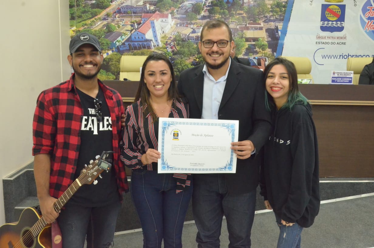  Rodrigo Forneck homenageia os organizadores e participantes do Festival Estudantil da Canção