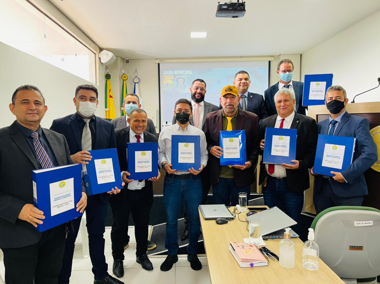 SEDUR realiza entrega do Projeto da construção da sede da Câmara Municipal de Rio Branco