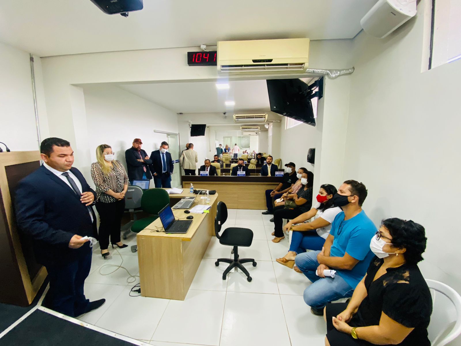 Servidores da Educação da Seme apresentam reivindicações a vereadores na Câmara sobre o PL do abono