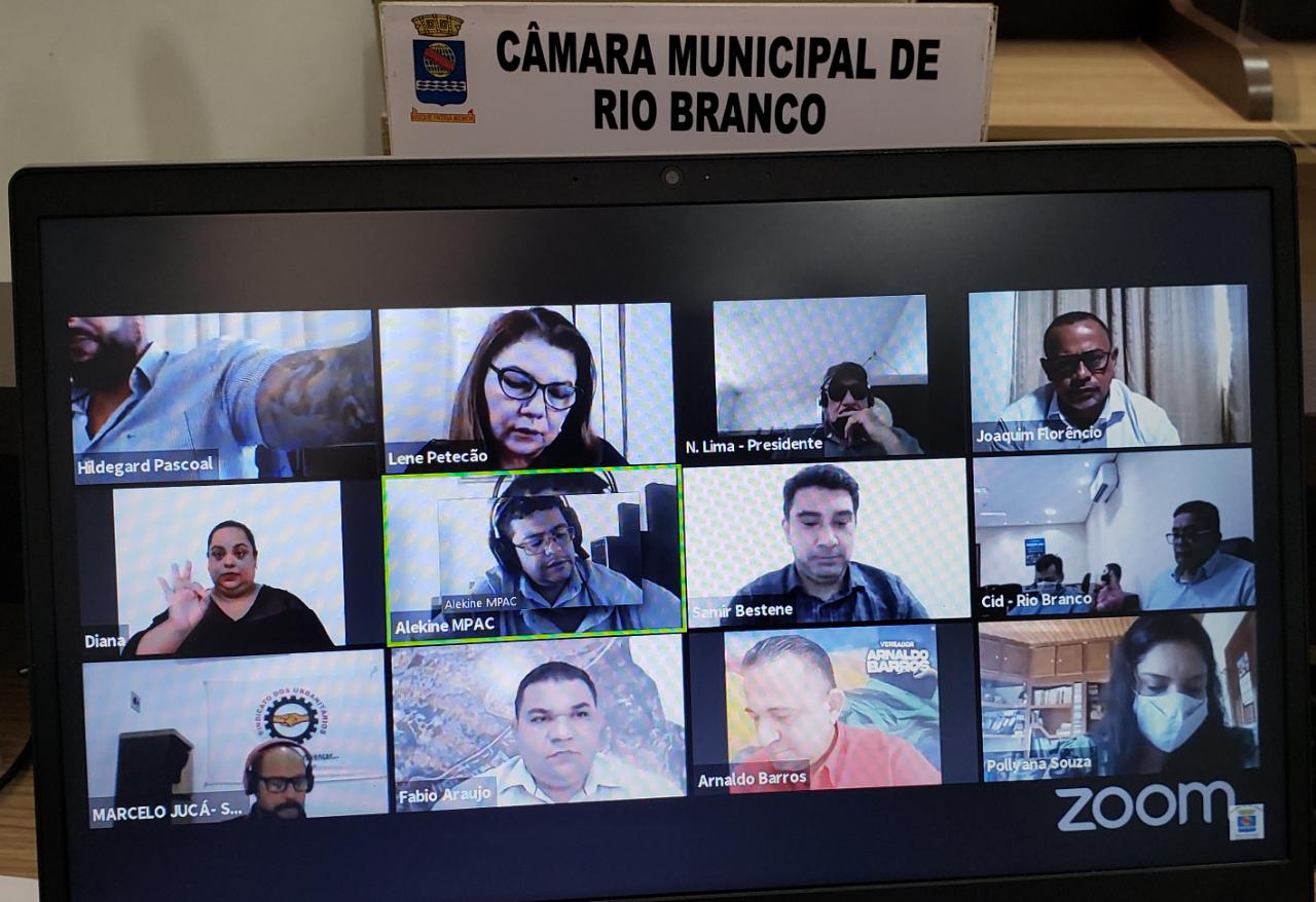  Tribuna Popular recebe representante do movimento Levante Feminista