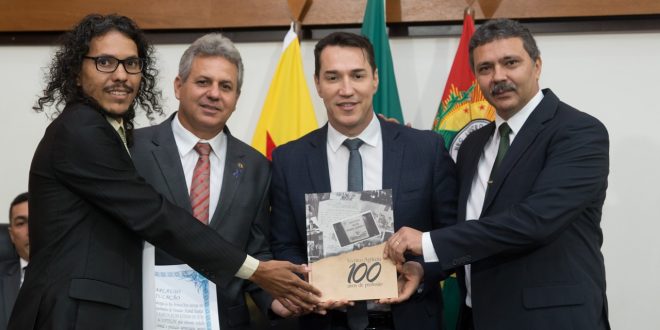 Vereador Dankar presenteia presidente da Aleac com livro que conta a trajetória da profissão de Técnico Agrícola