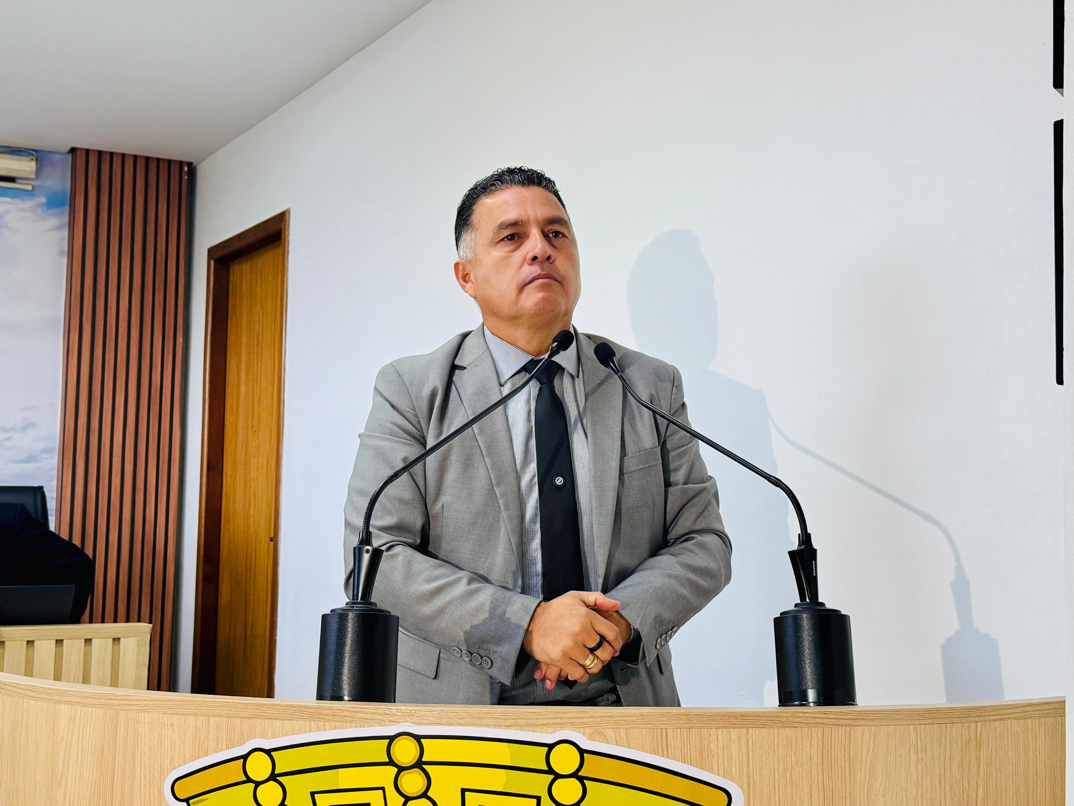 Vereador Eber Machado cobra esclarecimentos sobre obras e serviços públicos em Rio Branco