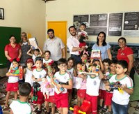 Vereador Emerson Jarude inicia entrega de brinquedos nas escolas e creches municipais