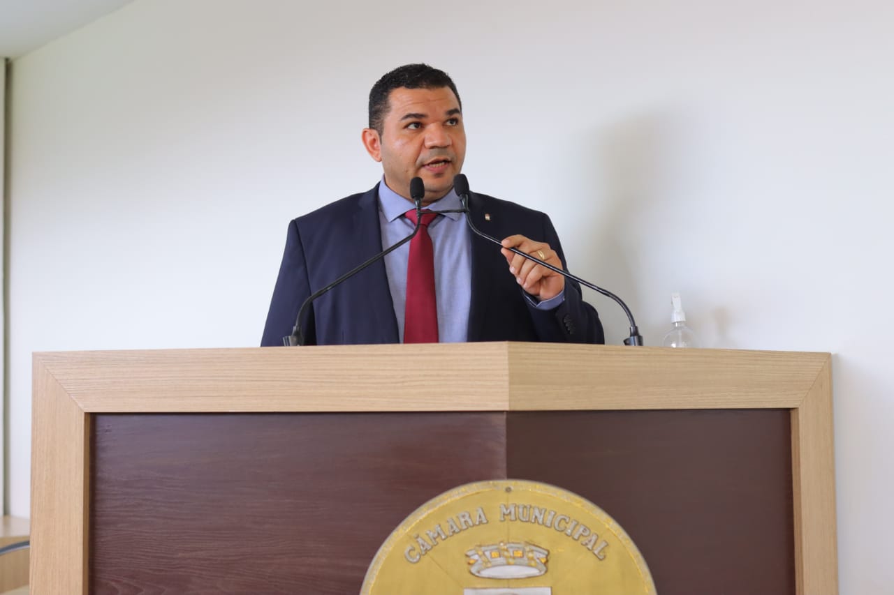Vereador Fábio Araújo apresenta indicação ao Executivo para revitalização de praças e cobra respostas para a execução do “Programa Ramais da Dignidade”
