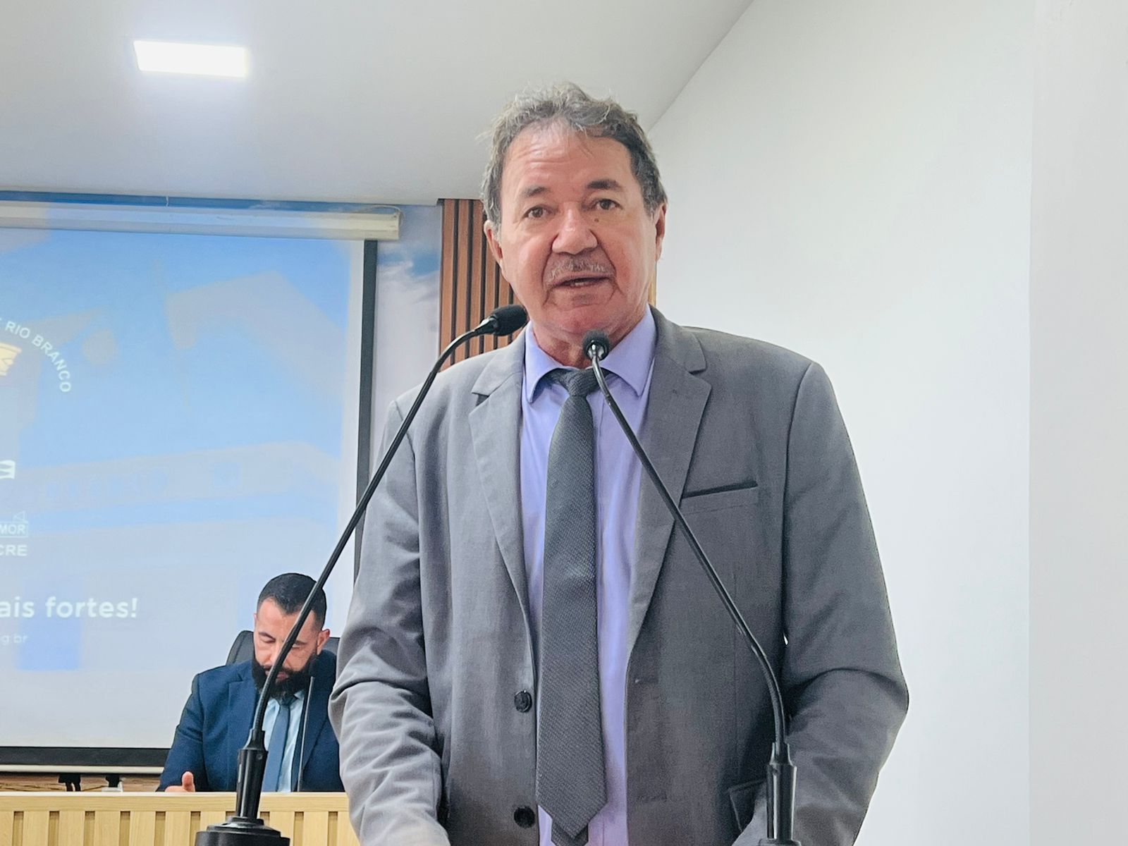 Vereador Francisco Piaba cobra manutenção de ruas e ramais na Capital