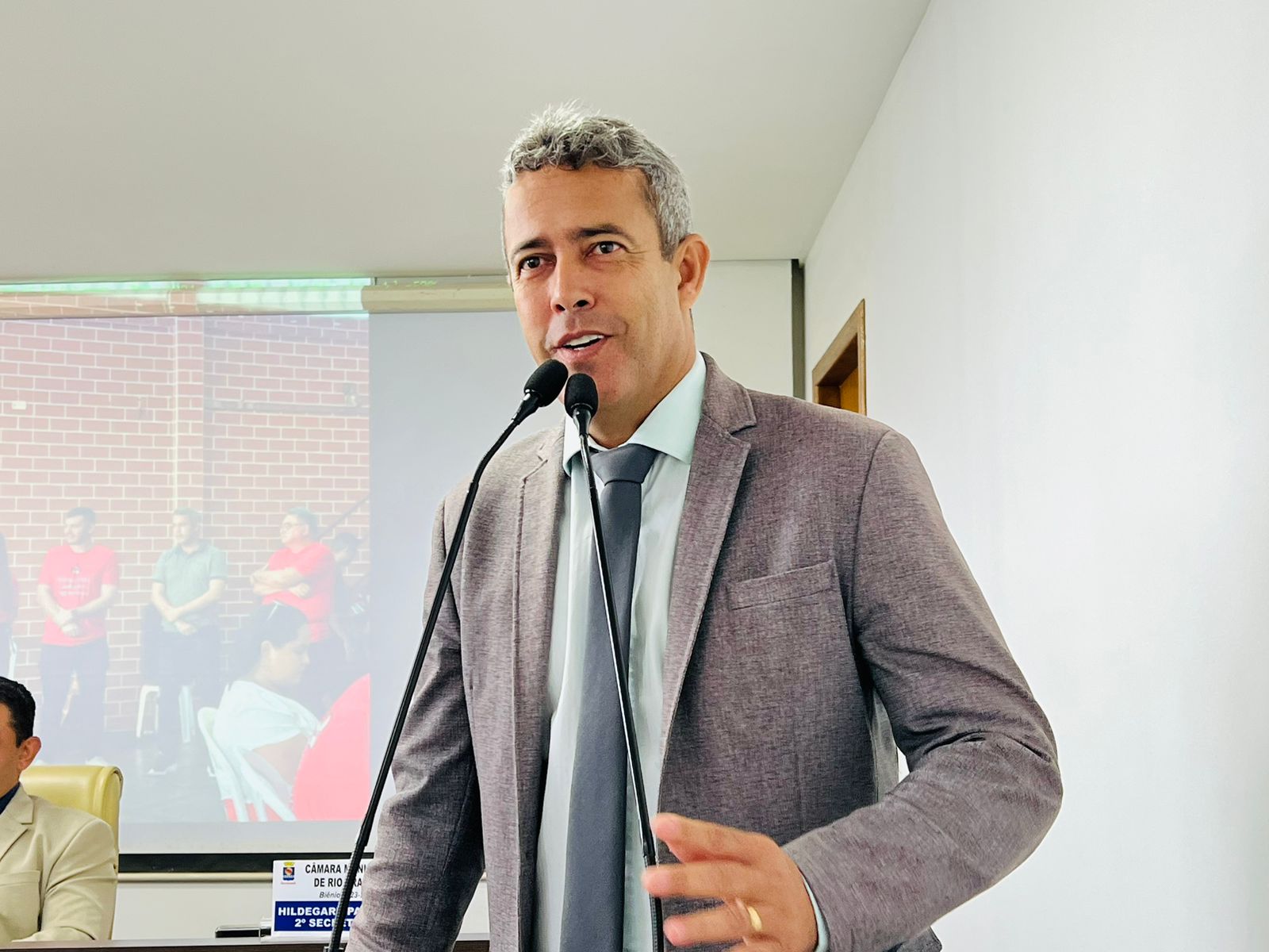 Vereador Ismael Machado cobra limpeza no Bairro Israel Lira 