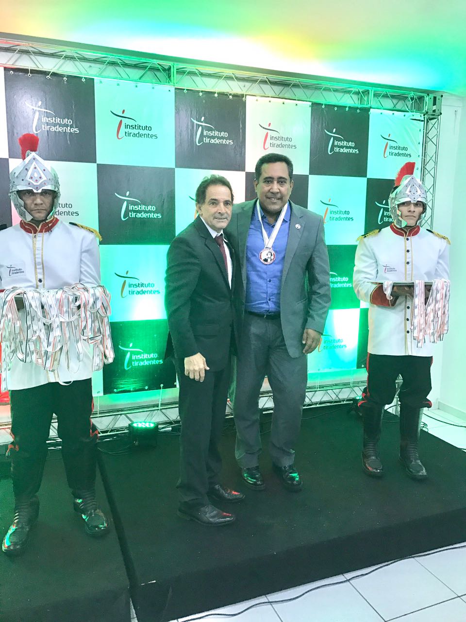 Vereador Jakson Ramos recebe medalha Alferes Tiradentes