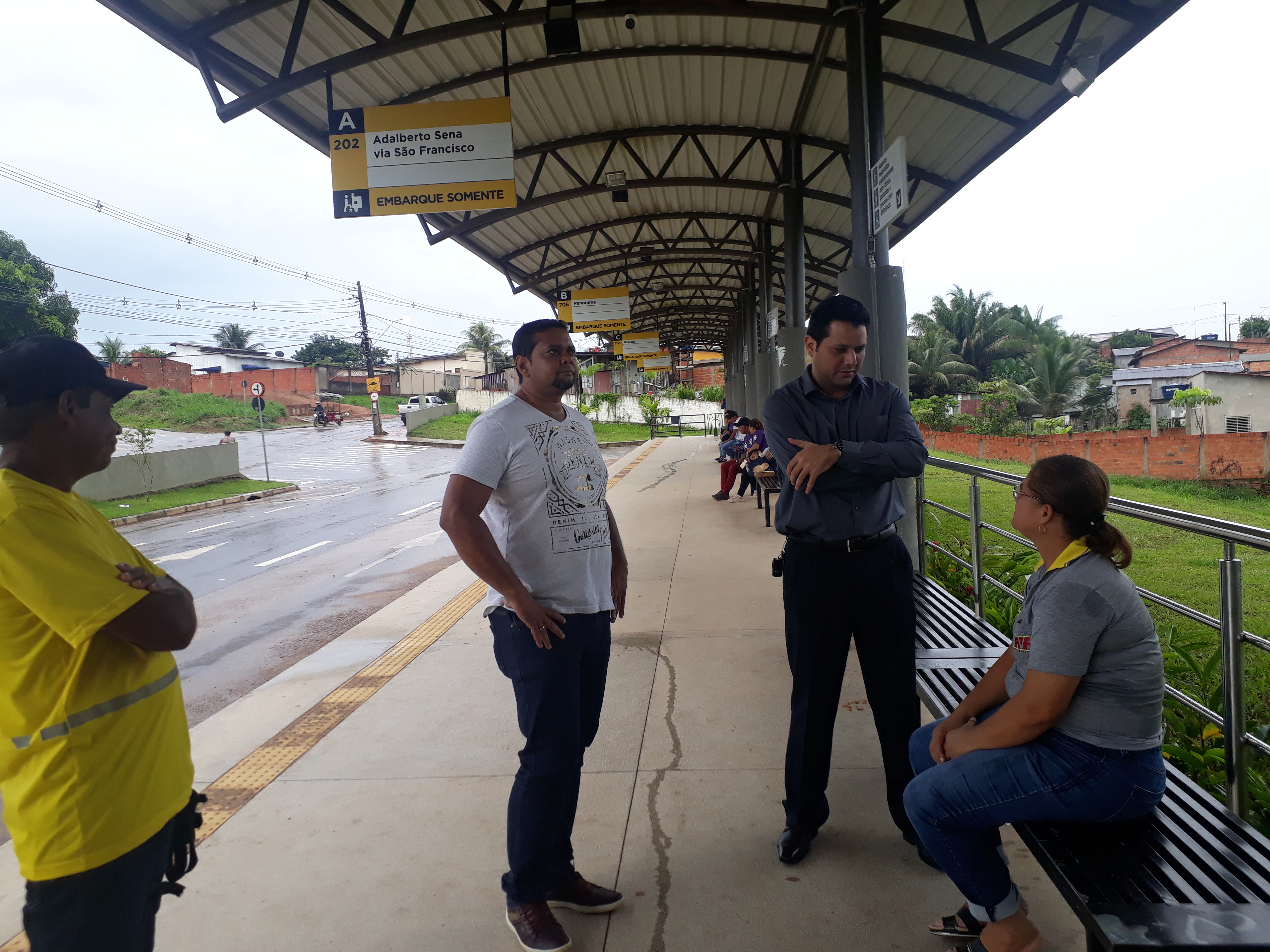 Vereador João Marcos Luz visita terminais de integração dos ônibus e critica funcionamento