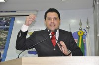 Vereador Luz cobra da Prefeitura os kits escolares das crianças no primeiro dia de aula   