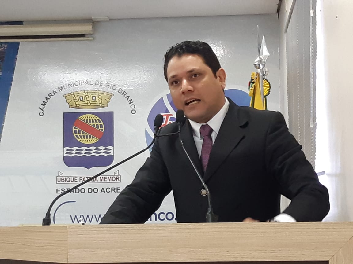 Vereador Luz critica Prefeitura por falta de kit escolar: “Como estudar sem material”?