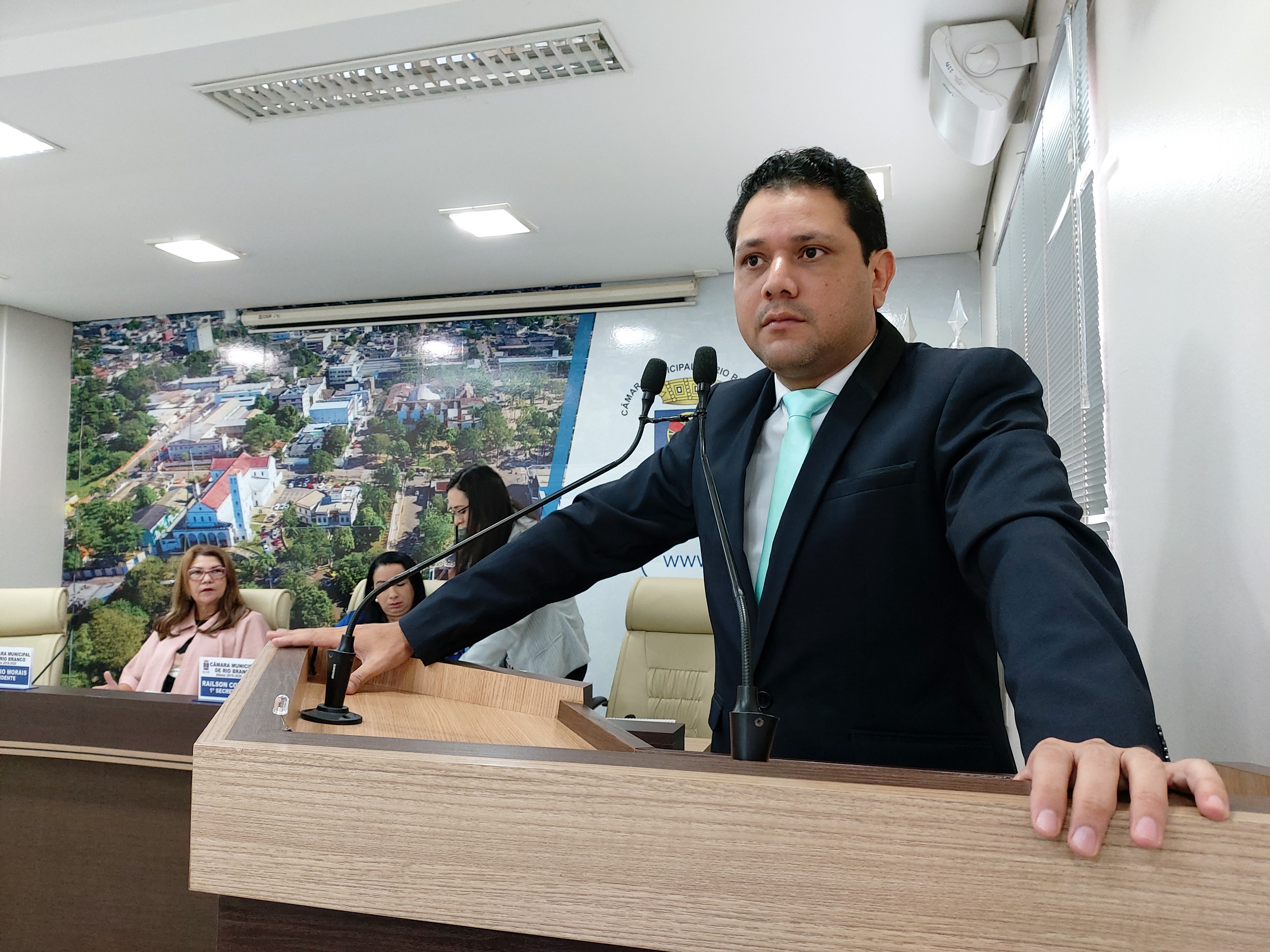 Vereador Luz denuncia construção de parada de ônibus “chique” pela Prefeitura no valor de R$ 260.590,36