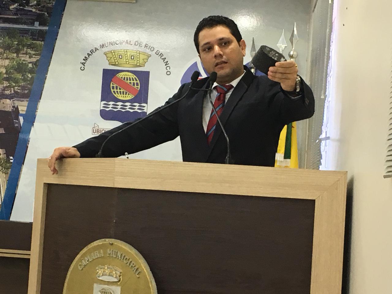 Vereador Luz protocola novo documento que indica má qualidade do serviço da EMURB: ‘Placa na entrada de Rio Branco deveria ser Cuidado Buraco’