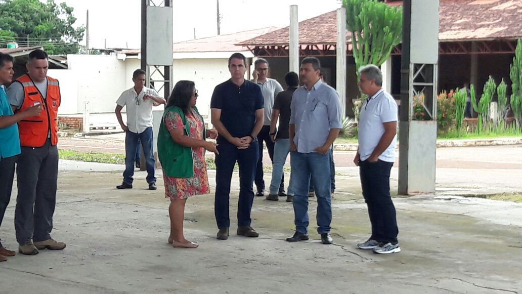 Vereador Mamed Dankar acompanha construção de abrigos no Parque de Exposições para famílias alagadas