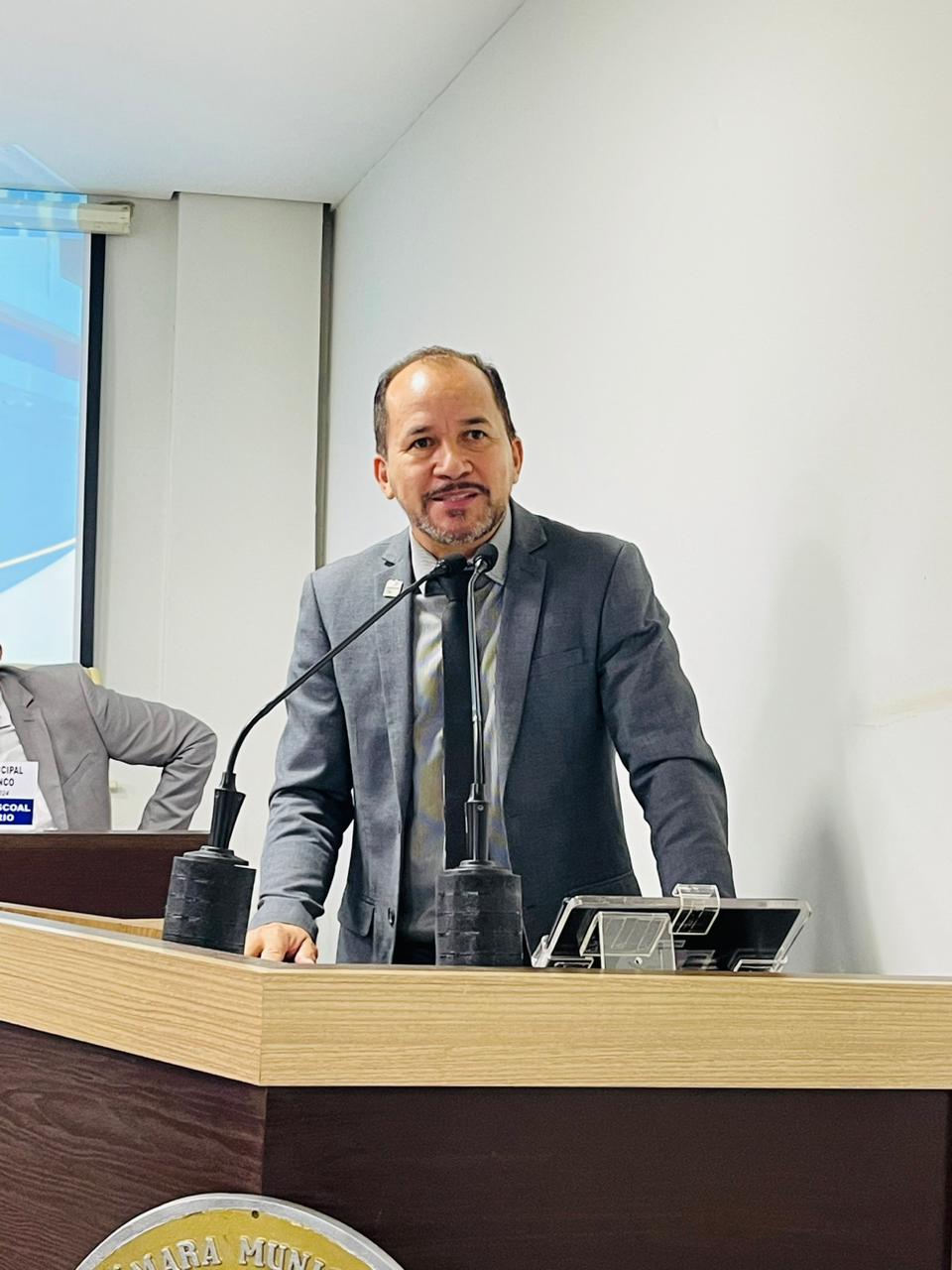 Vereador Raimundo Castro pede recapeamento em rua do bairro Placas