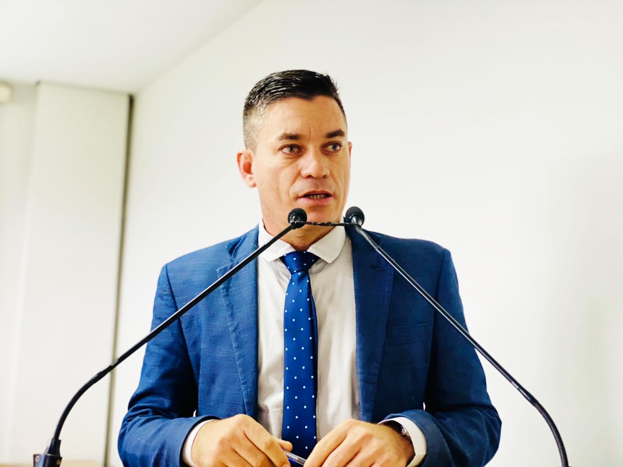 Vereador Raimundo Neném questiona prazo de conclusão do programa de recuperação de ramais da prefeitura