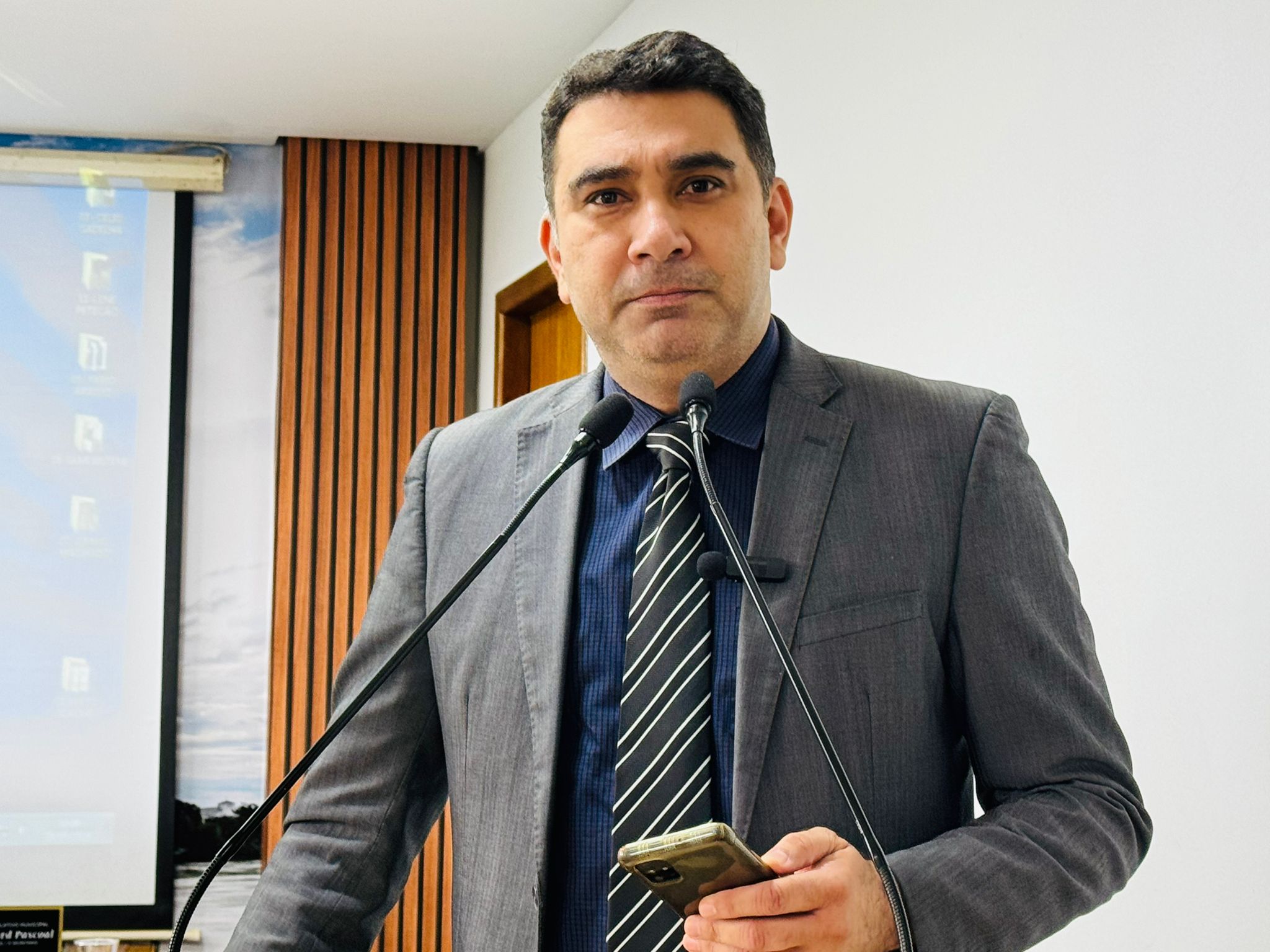 Vereador Samir Bestene pede quebra molas em frente as escolas do Município