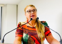 Vereadora Lene Petecão apresenta Prêmio Mulher Destaque para a radialista Nilda Dantas