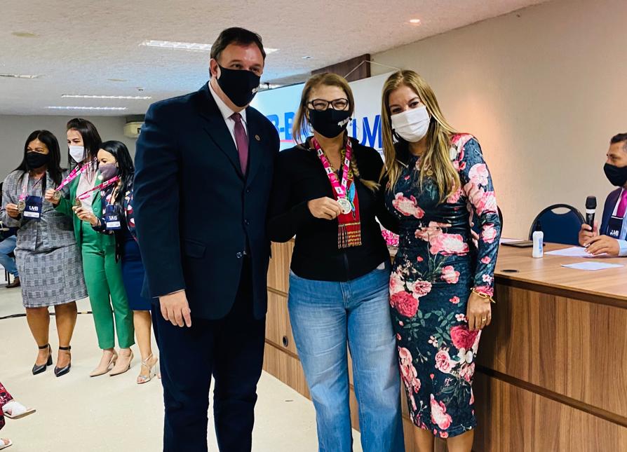 Vereadora Lene Petecão recebe Medalha Mulher Destaque Brasil no Encontro promovido pela União dos Vereadores do Brasil