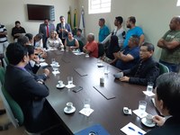 Vereadores de Rio Branco recebem produtores de açaí da Capital 